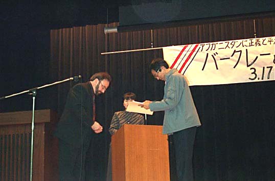Presenting gift to Japanese peace activist